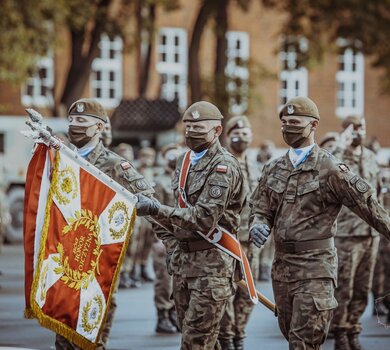 Wręczenie sztandaru wojskowego 4 Warmińsko - Mazurskiej Brygadzie OT