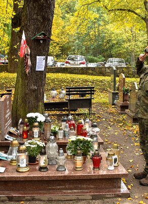 Płomyki pamięci na grobach bohaterów