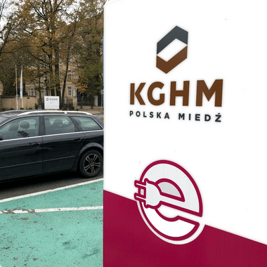 puntos de carga para vehículos eléctricos en la sede de KGHM en Lubin