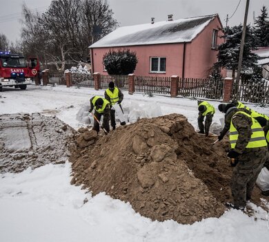 Żołnierze WOT w przeciwdziałaniu podtopieniom w Płocku