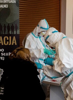 Wymazy nauczycieli - żołnierze OT wspierają ogólnopolską akcję badań dla nauczycieli