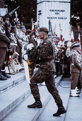 Złożenie wieńców pod Pomnikiem PW.jpg