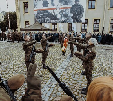 Trzebiatów - wręczenie sztandaru 14ZBOT i przysięga wojskowa