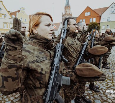 Trzebiatów - wręczenie sztandaru 14ZBOT i przysięga wojskowa