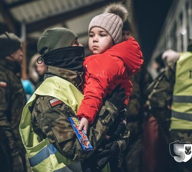 Żołnierze 3PBOT pomagają uchodźcom z Ukrainy na Dworcu PKP w Przemyślu
