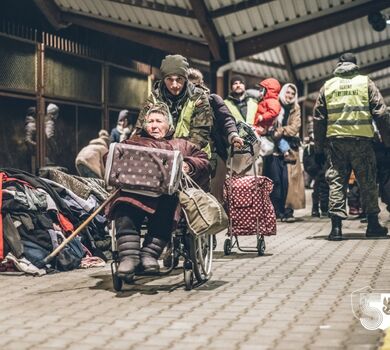 Żołnierze 3PBOT pomagają uchodźcom z Ukrainy na Dworcu PKP w Przemyślu