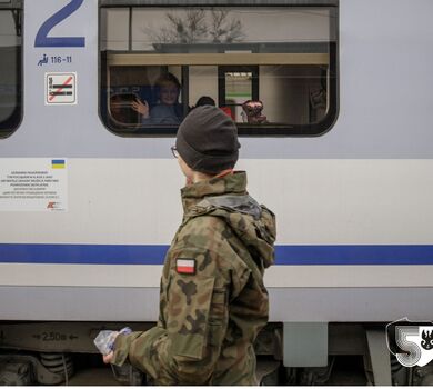 Chełm. Terytorialsi pomagają w punkcie recepcyjnym na dworcu PKP