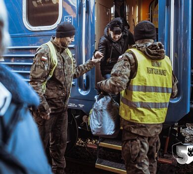 Przemyśl. Podkarpaccy terytorialsi wspierają punkt recepcyjny na dworcu PKP