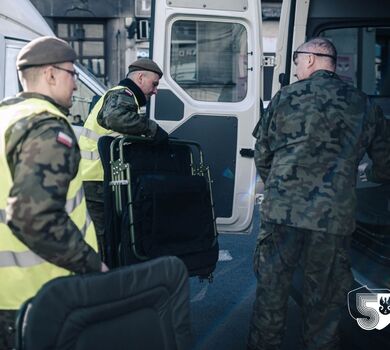 Kraków. Żołnierze 11 Małopolskiej Brygady OT wspierają punkt recepcyjny przy dworcu PKP.