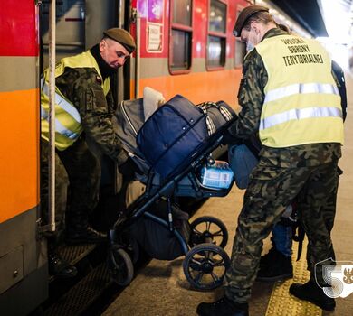 Kraków. Żołnierze 11 Małopolskiej Brygady OT wspierają punkt recepcyjny przy dworcu PKP.