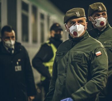 Kielce. Przyjęcie pociągu z uchodźcami z Ukrainy ze wsparciem świętokrzyskich terytorialsów.