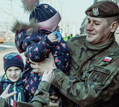 Chełm. Lubelscy terytorialsi niezawodnie pomagają przyjmować pociągi z uchodźcami z Ukrainy.