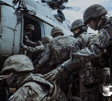 Procedury współdziałania ze śmigłowcem Mi-8 na poligonie w Wędrzynie