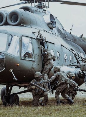 Procedury współdziałania ze śmigłowcem Mi-8 na poligonie w Wędrzynie