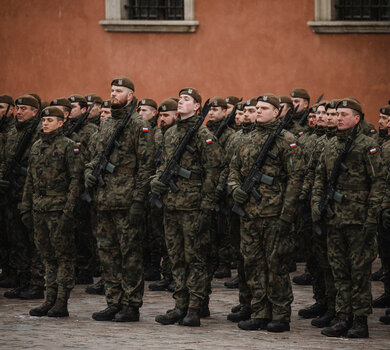 Przysięga wojskowa 18SBOT na Placu Zamkowym