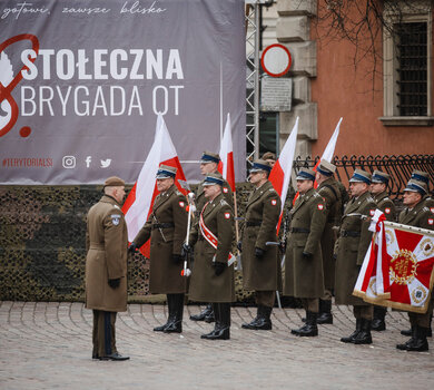 Przysięga wojskowa 18SBOT na Placu Zamkowym