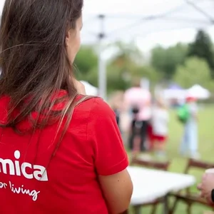 Pod koniec ubiegłego tygodnia, pracownicy Amica Group wzięli udział w akcji „Wspólnie POZmieniajmy”, której celem była poprawa jakości życia mieszkańcow Poznania, rozwijanie zielonych przestrzeni oraz zwiększenie ilości realizowanych inicjatyw edukacyjnych. Co konkretnie udało nam się zrobić? Razem z innymi wolontariuszami z poznańskich firm, sadziliśmy 13 000 krokusów, drzewa i krzewy, a także wykonaliśmy nieckę retencyjną i ogród edukacyjny dla dzieci.   Natomiast wspólnie z Bank Żywności SOS w Warszawie w ramach ogólnopolskiego projektu edukacyjnego „Lodówka na Medal”, przeprowadziliśmy edukacyjne warsztaty skierowane do dzieci, młodzieży oraz  seniorów. Dotyczyły one niemarnowania jedzenia, jego odpowiedniego przechowywania oraz właściwego odżywiania, przy jednoczesnej trosce o planetę.
#AmicaDlaPoznania #RazemDlaPrzyszłości #ZrównoważonyRozwój