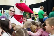 13. edycja Planety Energii zgromadziła ponad 12 tysięcy uczniów z 640 klas, skupiając się na ochronie ekosystemów leśnych. Uczestnicy realizowali kreatywne projekty, takie jak budowa budek lęgowych i tworzenie zielników, rozwijając świadomość ekologiczną. Najbardziej zaangażowane szkoły zostały nagrodzone Piknikami Bioróżnorodności oraz voucherami na stworzenie stref przyrodniczych. Program, wspierany przez ambasadorów, m.in. Marzenę Rogalską, pokazuje, że edukacja ekologiczna może być inspirującą przygodą dla całej społeczności szkolnej.