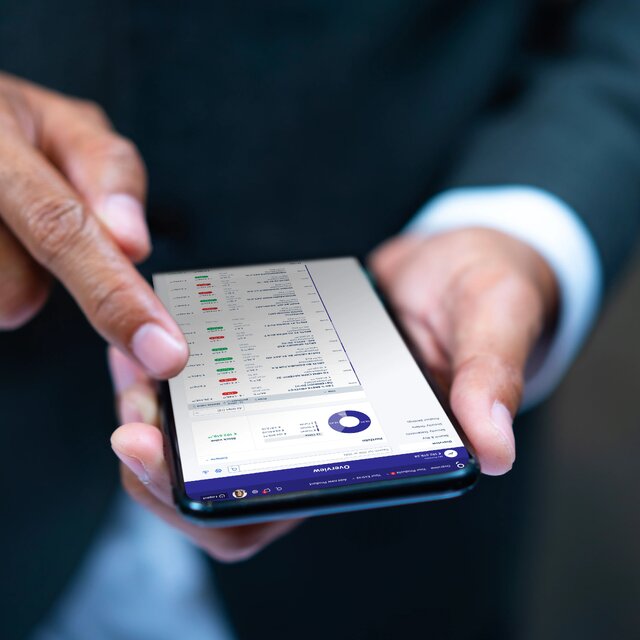 man-hand-mobilephone-george-screen-english
    