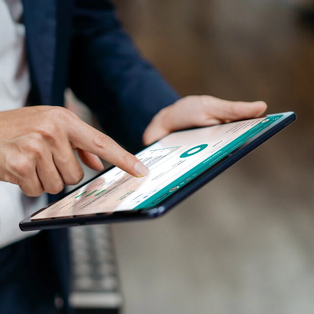 man-tablet-george-screen-english
    