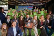 🌍💚 Czas na podsumowanie 14. sezonu Planety Energii

Do nauki i zabawy z nami włączyło się ponad 600 nauczycieli z 529 placówek i ponad 14 000 dzieci z całej Polski! Za tymi liczbami kryje się  wiele wartościowego:
💧 Wspólne odkrywanie wody i jej znaczenia dla przyrody 
🌱 Nauka przez działanie i pokazywanie sprawczości 
🌾 Troska o lokalną  bioróżnorodność

Edycja ta pokazała, że edukacja przyrodnicza może być bliska, praktyczna i angażująca. Oznacza spacery, eksperymenty, obserwacje i realne działania - od zakładania małych ogrodów deszczowych po inspirowanie lokalnych inicjatywy przy szkołach i przedszkolach 🐦
Dzieci uczyły się, jak zatrzymywać wodę, by zamiast spływać zbyt szybko, dawała życie roślinom i zwierzętom. Dbały o swoje najbliższe otoczenie jednocześnie działając na rzecz klimatu💚
👏 Najbardziej zaangażowane placówki:  Przedszkole Samorządowe nr 1 w Strzelcach Krajeńskich, Szkoła Podstawowa im. Przyjaciół Ziemi w Kłodawie oraz Szkoła Podstawowa z Oddziałami Integracyjnymi  w  Smólniku pokazały, jak wiele można zrobić lokalnie — od zakładania ogrodów deszczowych i działań na rzecz zielonych miejsc przy swoich placówkach, przez wyjścia terenowe i obserwacje przyrody, po angażowanie rodziców, seniorów i całych społeczności w działania na rzecz wody i bioróżnorodności.
👏  Dziękujemy wszystkim szkołom, przedszkolom, nauczycielom i uczniom za ogromne zaangażowanie, kreatywność i setki działań dla przyrody 💚
👏 Dziękujemy także ambasadorom i ekspertom programu za inspirację, wsparcie i motywowanie do działania przez cały czas trwania edycji 2025 /2026: #MarzenaRogalska #PrzemysławStaroń #KrystianHanke #AnnaRuszczak #Dzikoprzygody #LilaZajbert
🎥 Koniecznie zobaczcie film podsumowujący ten niezwykły sezon Planety Energii 💚
📖 Więcej o naszych działaniach i ich efektach możecie przeczytać na www.planetaenergii.pl
Bo troska o wodę i przyrodę zaczyna się od małych kroków -  i może zmieniać naprawdę wiele 👣
#PlanetaEnergii #bioróżnorodność #EnergaWłącza #EnergaWłączaCiekawośćŚwiata 
 Inicjatorem projektu jest Energa S.A.