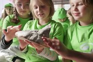 Chcesz, aby Twoja szkoła lub przedszkole wzięły udział w bezpłatnym programie i powalczyły o BioPakiety Przyjaciela Wody?

👉 Zarejestruj placówkę już teraz: https://www.PlanetaEnergii.pl

Poczuliśmy prawdziwą moc sprawczą w przestrzeni HUBA x ENERGA w Gdańsku! Wydarzenie oficjalnie otworzyła Magdalena Marszałkowska w imieniu patrona projektu - Energa SA z Grupy ORLEN. Za nami niezwykłe wydarzenie rozpoczynające nasz jubileuszowy rok szkolny 2026/2027. Było pełno inspiracji, uśmiechów i co najważniejsze - potężnej dawki wiedzy prośrodowiskowej w praktyce! 🌿

Nasi ambasadorzy i eksperci - Joanna Jabłczyńska, Krystian Hanke, Liliana Zajbert, Alicja Gadawska, Anna Ruszczak i Adam Zbyryt, udowodnili, że edukacja o małej retencji, bioróżnorodności i zrównoważonym rozwoju może być fascynującą przygodą. Rozmawialiśmy o mikronawykach, które ratują naszą planetę, oraz o tzw. „ukrytej wodzie”.

Czy wiedzieliście, że wyprodukowanie tylko jednej nowej bawełnianej koszulki pochłania aż 2500 litrów wody? 👕  To zapas wody pitnej dla jednego człowieka na niemal trzy lata! Takie statystyki uświadamiają nam, jak ogromne znaczenie mają nasze codzienne, z pozoru błahe wybory. To jednak dopiero początek naszej misji! Zaczynamy kolejny rok budowania mądrych nawyków u najmłodszych.

OGROMNE PODZIĘKOWANIA DLA CAŁEJ NASZEJ EKIPY! ❤️ 
Iskra tego wydarzenia nie rozbłysłaby tak mocno bez Was:
- Ambasadorzy i eksperci: dziękujemy za Waszą wiedzę, inspirujące wystąpienia, serce włożone w edukację najmłodszych i cudowną atmosferę!
- Gospodarze HUBA x ENERGA: dziękujemy za gorące przyjęcie i udostępnienie przestrzeni, w której zielone pomysły nabierają realnych kształtów.
- Uczestnicy - Dzieci i nauczyciele: jesteście największą siłą tego programu! Wasza ciekawość świata, uśmiechy i zaangażowanie podczas warsztatów dały nam najlepszy dowód na to, że nasza misja ma sens.

📌 DOŁĄCZ DO PROGRAMU:
Chcesz, aby Twoja klasa lub przedszkole dołączyło do tej wyjątkowej, prośrodowiskowej przygody?
🔗 Wejdź na https://www.PlanetaEnergii.pl, zarejestruj swoją placówkę i zagraj z nami o wyjątkowe BioPakiety Przyjaciela Wody!

Zasiejmy razem ciekawość świata! 🌱

#PlanetaEnergii #PlanetaEnergii2026 #EnergaWłącza #EnergaWłączaCiekawośćŚwiata #DbajmyRazemOWodę #KażdaKroplaMaZnaczenie #MocKażdejKropli #Bioróżnorodność #DbamyOWodę

Inicjatorem ogólnopolskiego programu edukacyjnego „Planeta Energii” jest Energa SA z Grupy ORLEN.