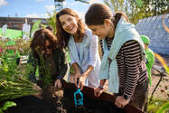 Zgłoś swoją klasę (klasy 1–3) lub przedszkolną grupę zerówkową do programu: https://www.PlanetaEnergii.pl 🌿💧

Zobacz pełną relację ze spotkania w przestrzeni HUBA x ENERGA w Gdańsku, które otworzyło jubileuszowy rok szkolny 2026/2027. Wydarzenie oficjalnie otworzyła Magdalena Marszałkowska w imieniu inicjatora projektu - Energa SA z Grupy ORLEN.

Podczas 58 minut nagrania poznasz szczegóły tegorocznej edycji, skupionej wokół ochrony zasobów wodnych, małej retencji, bioróżnorodności oraz Gospodarki Obiegu Zamkniętego (GOZ). Dowiesz się m.in., czym jest tzw. „ukryta woda” (czy wiesz, że uszycie jednej koszulki pochłania aż 2500 litrów wody?!) oraz jak małe, codzienne nawyki uczestników programu zmieniają nasze otoczenie na lepsze.

W nagraniu biorą udział nasi Ambasadorzy i Eksperci:
- Joanna Jabłczyńska - Twarz Projektu, aktorka i radczyni prawna
- Alicja Gadawska - autorka podcastu „Julek i Filip w świecie przyrody”
- Krystian Hanke - dziennikarz Radia 357, autor projektu „Tatowanie”
- Liliana Zajbert - nastoletnia aktorka i miłośniczka zwierząt
- Adam Zbyryt - biolog, naukowiec i popularyzator nauki
- Anna Ruszczak - nauczycielka, laureatka 12. edycji Planety Energii

DLACZEGO WARTO DOŁĄCZYĆ DO PROGRAMU? 🏆 
Dołącz do ponad 300 tys. uczniów, nauczycieli i rodziców, którzy współtworzą Planetę Energii!
Pobierz darmowe, gotowe scenariusze zajęć i karty pracy.
Zagraj o 1 z 3 Nagród Głównych (granty po 15 000 zł na Strefę Bioróżnorodności) lub 1 z 100 BioPakietów Przyjaciela Wody!
Wypełnij prosty formularz na stronie głównej - termin rejestracji oraz składania sprawozdań mija 20 listopada!

👉 Rejestracja i darmowe materiały: https://www.PlanetaEnergii.pl
👉 Scenariusze lekcji będą dostępne już 30.09: https://www.planetaenergii.pl/scenariusze

Inicjatorem projektu jest Energa SA z Grupy #ORLEN.

Bądź na bieżąco z prośrodowiskowymi inspiracjami:
📌 Facebook: https://www.facebook.com/planetaenergiipl
📌 Instagram: https://www.instagram.com/planetaenergii/

#PlanetaEnergii #PlanetaEnergii2026 #EnergaWłącza #EnergaWłączaCiekawośćŚwiata #DbajmyRazemOWodę #KażdaKroplaMaZnaczenie
