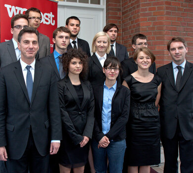 Finaliści konkursu tygodnika WPROST i ambasady USA w towarzystwie ambasadora Lee A. Feinsteina oraz redaktora naczelnego WPROST, Tomasza Lisa. Fot. Andrzej Chomczyk, Sztukakadru.pl