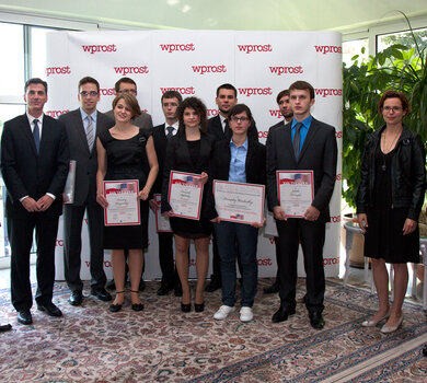Finaliści konkursu, ambasador Lee A. Feinstein oraz członkowie jury Tomasz Lis, Agata Passent oraz Elaine Margaret Monaghan. Fot. Andrzej Chomczyk, Sztukakadru.pl
