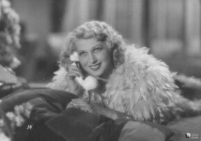 Ina Benita z telefonem (źródło ADM)