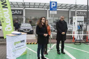 Rafał Czyżewski, prezes Greenway Infrastructure Poland oraz Katarzyna Kaczmarek, marketing manager Parku Handlowego Matarnia podczas uroczystości otwarcia pierwszej w Gdańsku sieciowej szybkiej ładowarki Greenay