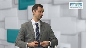 Problem zaburzeń w prawidłowym funkcjonowaniu seksualnym może łączyć się z chorobami dotyczącymi układów związanych bezpośrednio z odpowiedzią seksualną.
Subskrybuj kanał Puls Medycyny: https://www.youtube.com/channel/UCuPo1xzLMXkt6T6IS241iZA?sub_confirmation=1
↓↓ Więcej Informacji ↓↓

Problem zaburzeń w prawidłowym funkcjonowaniu seksualnym może łączyć się z chorobami dotyczącymi układów związanych bezpośrednio z odpowiedzią seksualną. To między innymi schorzenia układu nerwowego, metaboliczne, układowe, onkologiczne czy zaburzenia hormonalne. O ich podłożu, objawach i terapii porozmawiamy w najnowszym odcinku programu „Oblicza Medycyny” z dr hab. n. med. Michałem Lewem-Starowiczem, prof. nadzw. IPiN.

Problemy seksualne mogą być pierwszym sygnałem poważniejszych chorób, których objawy mogą zakłócać cykl odpowiedzi seksualnej. Najlepszym przykładem takiej zależności są zaburzenia erekcji u mężczyzn uznawane obecnie jako znaczący diagnostycznie marker choroby sercowo-naczyniowej.

Dysfunkcja seksualna (m.in. zaburzenia pożądania i podniecenia seksualnego, reakcji genitalnych, ejakulacji, odczuwanie bólu w trakcie aktywności seksualnej) może mieć całe spektrum różnych przyczyn. Wśród nich te najczęściej spotykane to choroby somatyczne i efekty uboczne ich leczenia, czynniki psychologiczne, zażywanie substancji psychoaktywnych negatywnie wpływających na działanie organizmu.

Więcej informacji na https://pulsmedycyny.pl/program-oblicza-medycyny-dysfunkcje-seksualne-w-chorobach-przewleklych-wywiad-wideo-z-dr-hab-n-med-michalem-lwem-starowiczem-953384

Chcesz wiedzieć więcej zajrzyj na https://www.pulsmedycyny.pl/

Zapraszamy na nasze inne kanały mediów społecznościowych:
Instargram: https://www.instagram.com/pulsmedycyny/
Facebook: https://www.facebook.com/pulsmedycyny/
Twitter: https://twitter.com/Puls_Medycyny