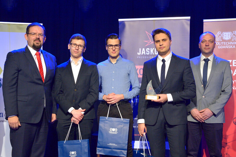 Na zdj. Damian Kuźniewski, dyrektor Centrum Transferu Wiedzy i Technologii PG (pierwszy z lewej), zespół KASK: Bartosz Śledz, Bogusław Łobacz, Szymon Żmijewski oraz Marcin Tomaszewski, członek kapituły. Fot. Krzysztof Krzempek