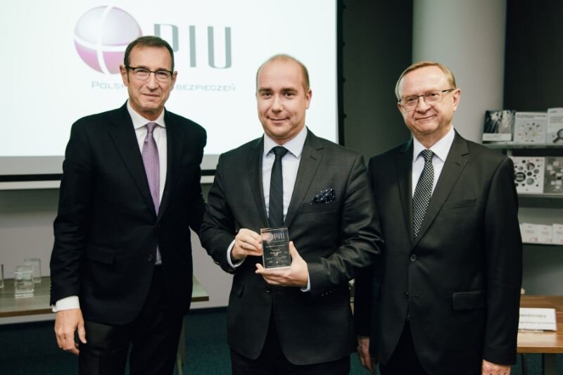 Odznaka-„Za-zasługi-dla-ubezpieczeń”-dla-Tomasza-Kromolickiego