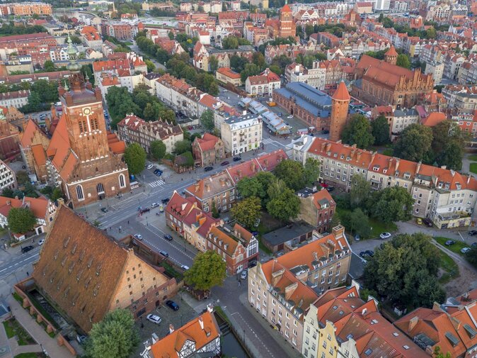 Zdjęcie przedstawia widok na ulice Starego Przedmieścia z lotu ptaka. W centrum znajdują się ulice. W lewym dolnym roku znajduje się bryła Wielkiego Młyna ze spadzistym dachem i opływający go Kanał Raduni. Nieco wyżej ulica Wielkie Młyny oraz kościół św. Katarzyny wraz z wieżą kościoła. 