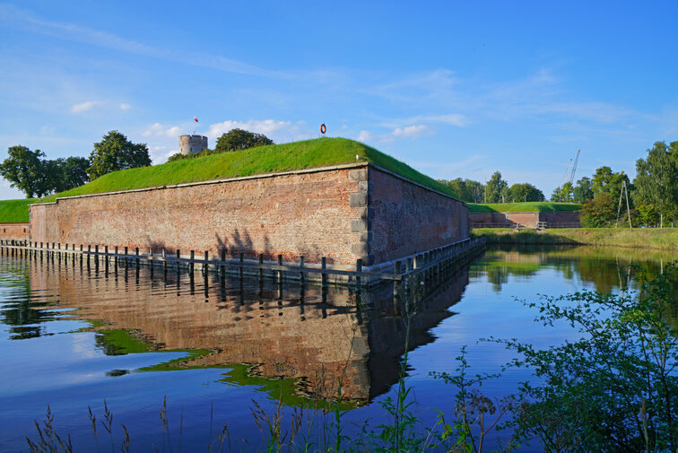 Zdjęcie przedstawia jeden z bastionów Twierdzy widoczny od strony otaczającego ją kanału wodnego. 