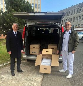 Na zdj.: dyrektor UCMMiT prof. Marcin Renke oraz wojewoda pomorski Dariusz Drelich