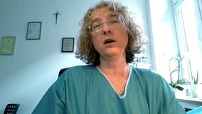 Każdego roku ok. 1200 dzieci w Polsce zapada na chorobę nowotworową. W walce o ich zdrowie i życie kluczową rolę odgrywa czas. „Niestety, w czasie pandemii trafia do nas mniej pacjentów, niż w analogicznym okresie rok temu. Ludzie boją się zakażenia koronawirusem, odkładają konsultację u lekarza. Jesteśmy pełni obaw, że z tego powodu wkrótce trafi do nas więcej pacjentów, którym będzie dużo trudniej pomóc” - alarmuje prof. Anna Raciborska, kierownik Kliniki Onkologii i Chirurgii Onkologicznej Dzieci i Młodzieży w Instytucie Matki i Dziecka w Warszawie.Subskrybuj kanał Puls Medycyny: https://www.youtube.com/channel/UCuPo1xzLMXkt6T6IS241iZA?sub_confirmation=1
↓↓ Więcej Informacji ↓↓
Chcesz wiedzieć więcej zajrzyj na https://www.pulsmedycyny.pl/

Zapraszamy na nasze inne kanały mediów społecznościowych:
Instagram: https://www.instagram.com/pulsmedycyny/
Facebook: https://www.facebook.com/pulsmedycyny/
Twitter: https://twitter.com/Puls_Medycyny