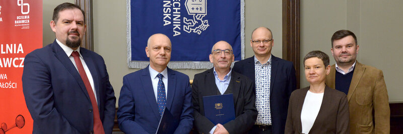 Od lewej: Damian Kuźniewski - dyrektor Centrum Transferu Wiedzy i Technologii PG, prof. Janusz Nieznański- prorektor ds. umiędzynarodowienia i unnowacji PG, dr Adam Burkiewicz- prezes A&A Biotechnology, dr inż. Sławomir Dąbrowski- R&D Manager A&A Biotechnology, dr inż. hab. Marta Wanarska- prof. PG, przedstawiciel twórców wynalazku, Robert Bajko- broker innowacji PG