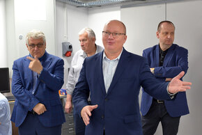 Dziekan Wydziału ETI prof. Jerzy Wtorek (z lewej) i Rektor PG prof. Krzysztof Wilde (z przodu) podczas oficjalnego otwarcia laboratorium FutureLAB