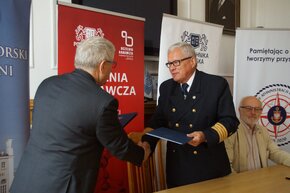 Ceremonia podpisania umowy o współpracy PG z Urzędem Morskim w Gdyni w ramach projektu InSecTT. Na zdjęciu sygnatariusze porozumienia: z lewej dziekan wydziału ETI PG prof. Jerzy Wtorek, z prawej kpt. ż. w. Wiesław Piotrzkowski, dyrektor Urzędu Morskiego w Gdyni. 