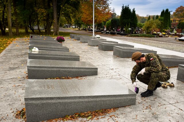 Płomyki pamięci na grobach bohaterów