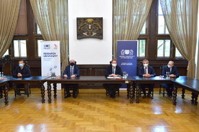 Na zdjęciu od lewej: prof. Łukasz Kulas, prof. Krzysztof Wilde, rektor PG, Dariusz Kostrzewa, prezes zarząd Copernicus sp z o.o., dr Rafał Cudnik, dyrektor ds. medycznych oraz Mirosław Kullas, kierownik działu IT spółki.