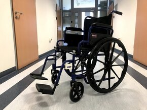 Wózek inwalidzki z przyczepioną anteną rekonfigurowalną pozwalającą na szybkie sprawdzenie jego lokalizacji w budynkach szpitalnych