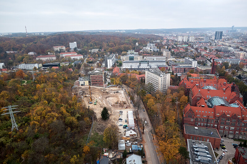 Prace budowlane na terenie inwestycji CK STOS. Fot. Rafał Malko