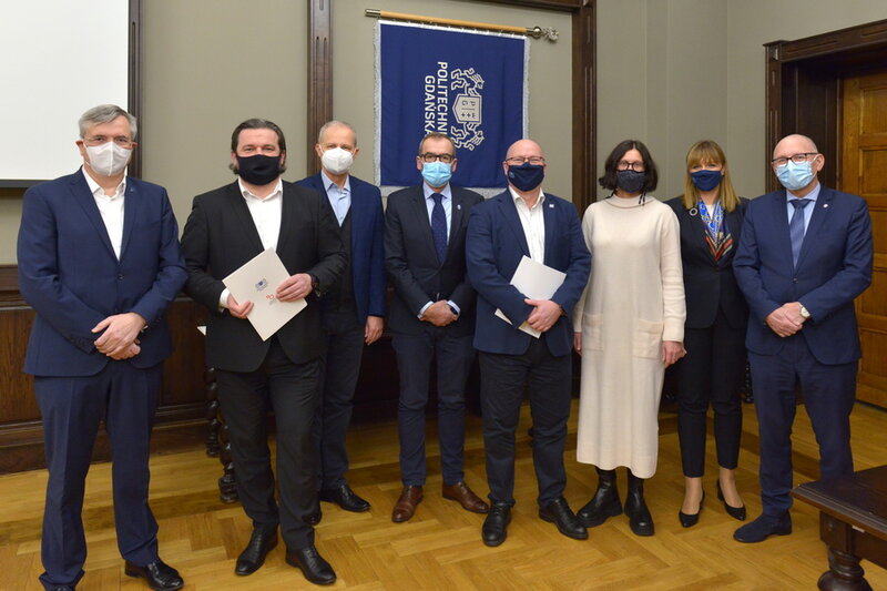 Od lewej: Marek Głuchowski, przewodniczący Rady Uczelni UG, Paweł Orłowski, przewodniczący RU GUMed, Sławomir Halbryt, przewodniczący RU PG, prof. Piotr Stepnowski, rektor UG, prof. Krzysztof Wilde, rektor PG, prof. Adriana Zaleska-Medynska, dyr. Związku Uczelni, Katarzyna Zygmunt, z-ca dyr. Związku Uczelni, prof. Jacek Bigda, prorektor ds. rozwoju GUMed
