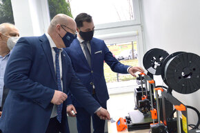 Radosław Włudzik z Excento prezentuje wyposażenie ProtoLab III prof. Krzysztof Wilde, rektorowi PG (na pierwszym planie) oraz prof. Januszowi Nieznańskiemu, prorektorowi PG ds. umiędzynarodowienia i innowacji