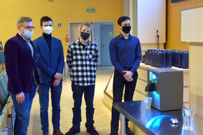 Twórcy robota barmana, który został zaprezentowany podczas uroczystości z opiekunem naukowym mgr. Tomaszem Chludzińskim