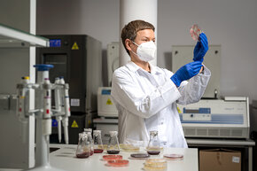 Na zdj. dr hab. Marta Wanarska, prof. uczelni z Katedry Biotechnologii Molekularnej i Mikrobiologii Wydziału Chemicznego PG. Fot. Dawid Linkowski / Politechnika Gdańska