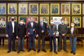 Na zdj. od lewej: Damian Kuźniewski, dyrektor CTWiT PG, Robert Bajko, CTWiT, dr inż. Krzysztof Kur, wiceprezes Blirt S.A., Marian Popinigis, prezes zarządu Blirt S.A., prof. Janusz Nieznański, prorektor ds. umiędzynarodowienia i innowacji PG, prof. Hubert Cieśliński i prof. Marta Wanarska z Wydziału Chemicznego PG. Fot. Krzysztof Krzempek / Politechnika Gdańska